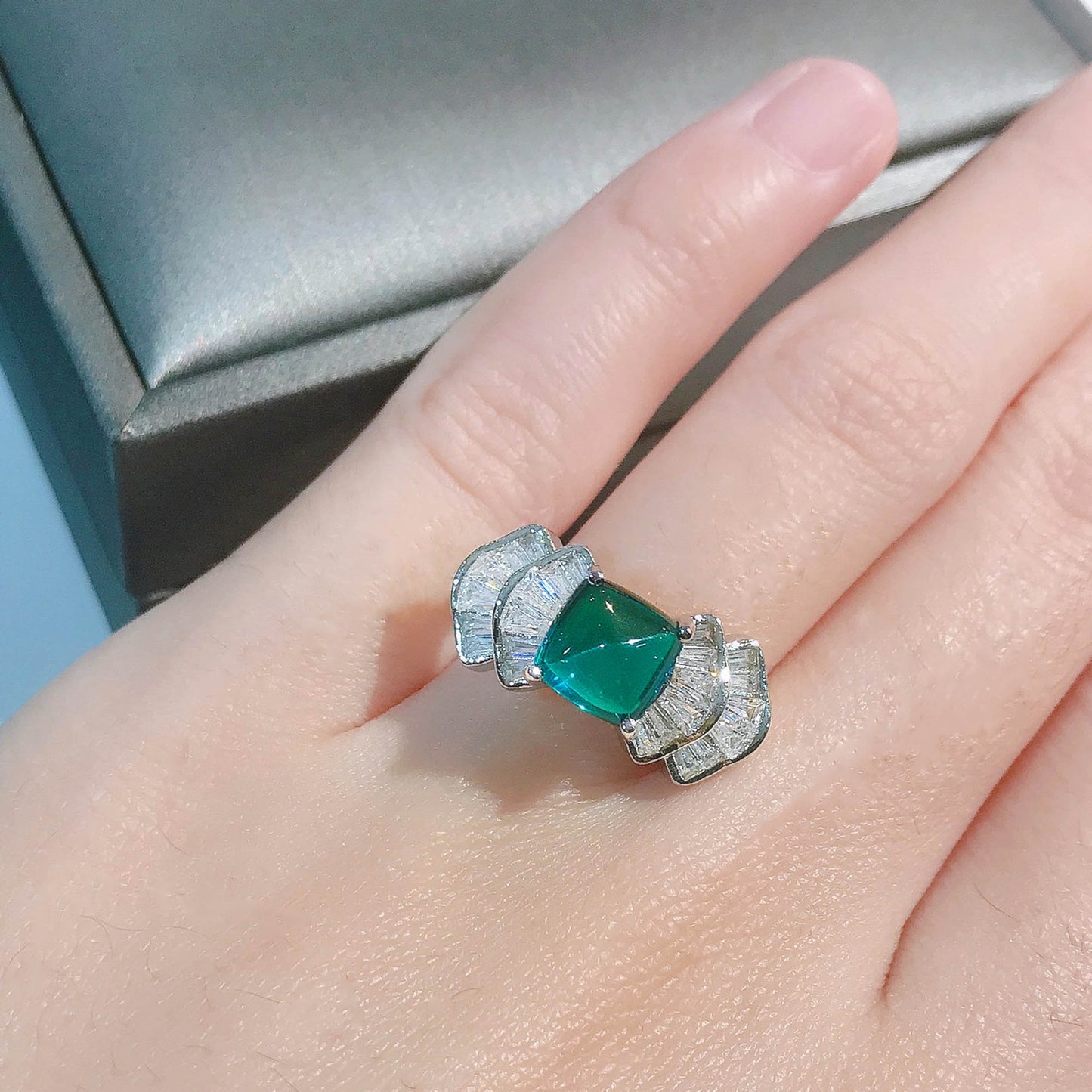 Imitation natural Colombian bred emerald sugar tower ring